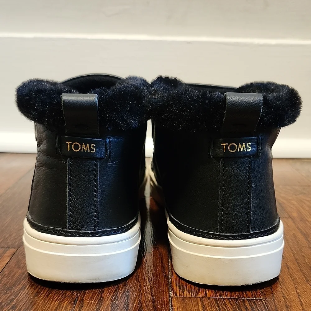 EUC Toms Paxton Slip On Chukka Black Leather Sneakers with Faux Fur Accents